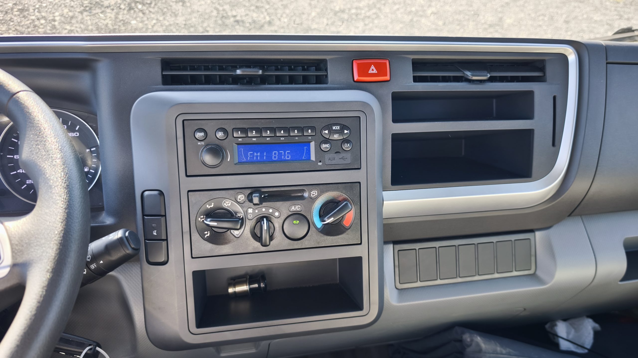 Nội thất tiện nghi Jac N900